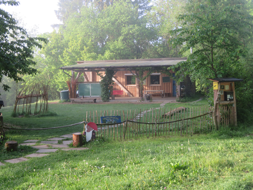 Die Schutzhütte des Waldkindergartens.
